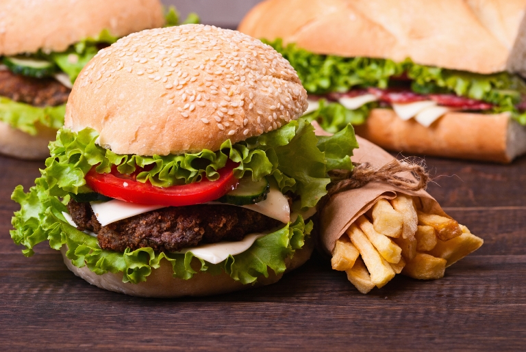 hamburger traditional french fries 46552053